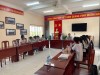 Thầy Nguyễn Ngọc Trường nói chuyện với học sinh trước khi tham gia dự thi HSG cấp tỉnh
