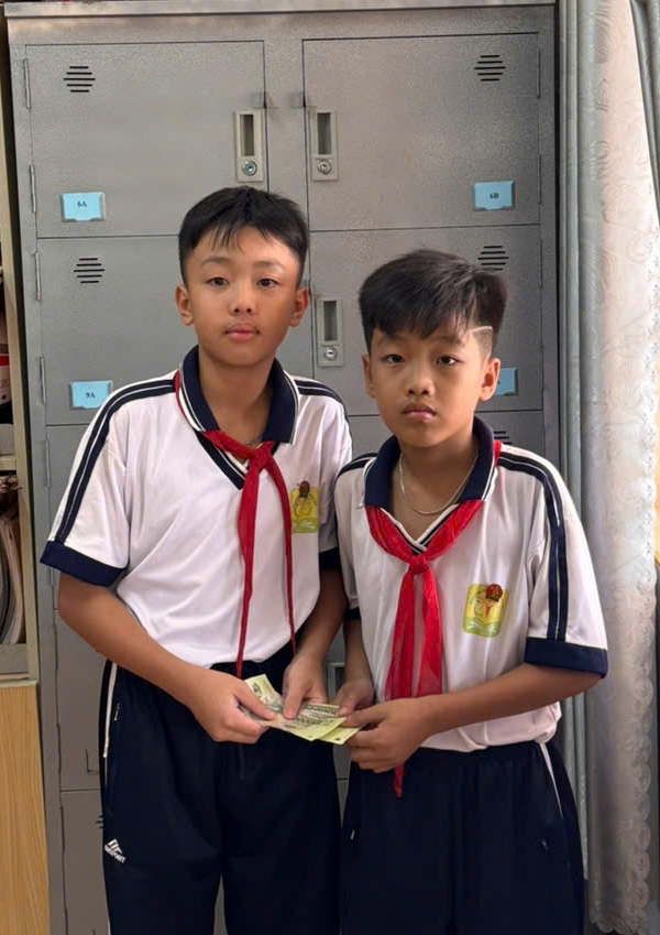 Gương sáng học đường: Nhặt được của rơi, trả lại người mất