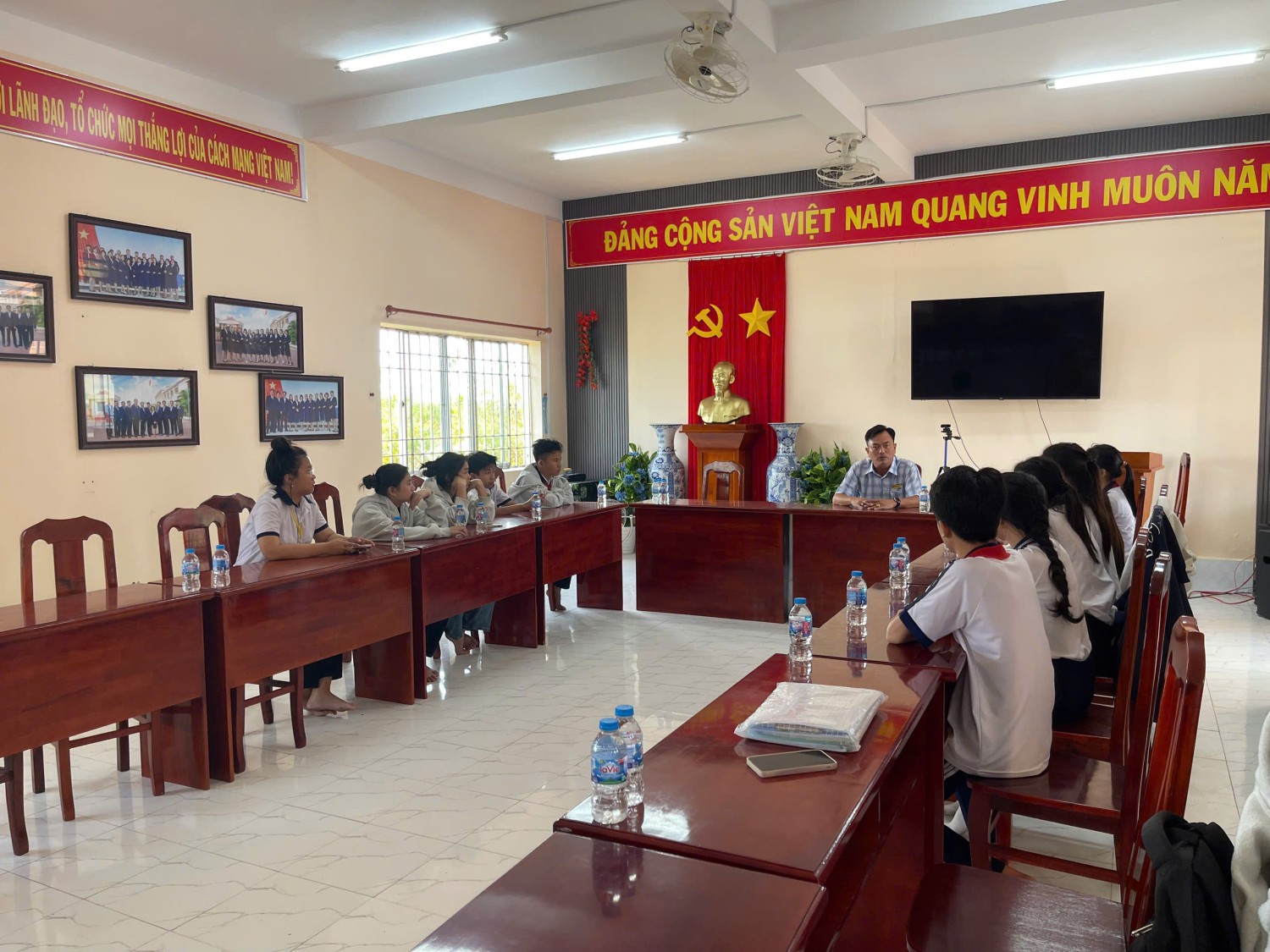 Thầy Nguyễn Ngọc Trường nói chuyện với học sinh trước khi tham gia dự thi HSG cấp tỉnh